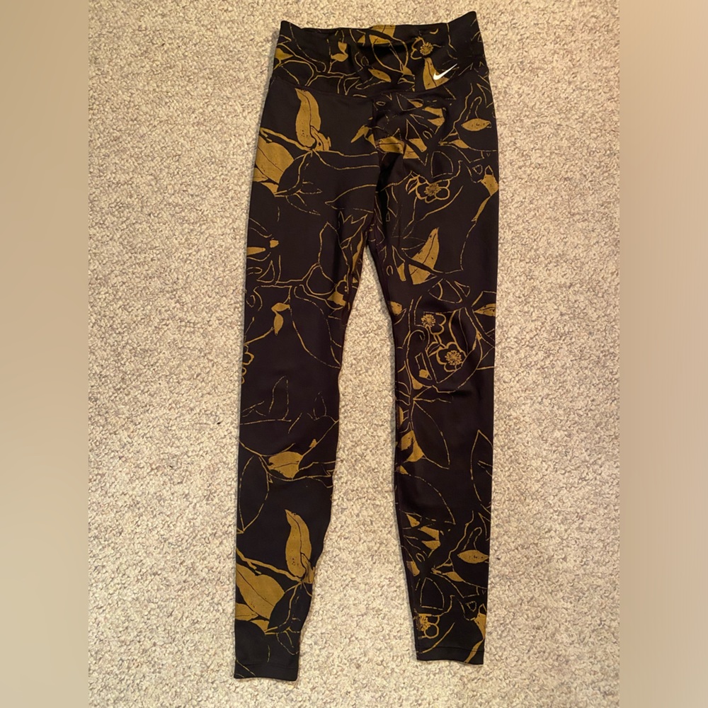 Black and gold Nike leggings